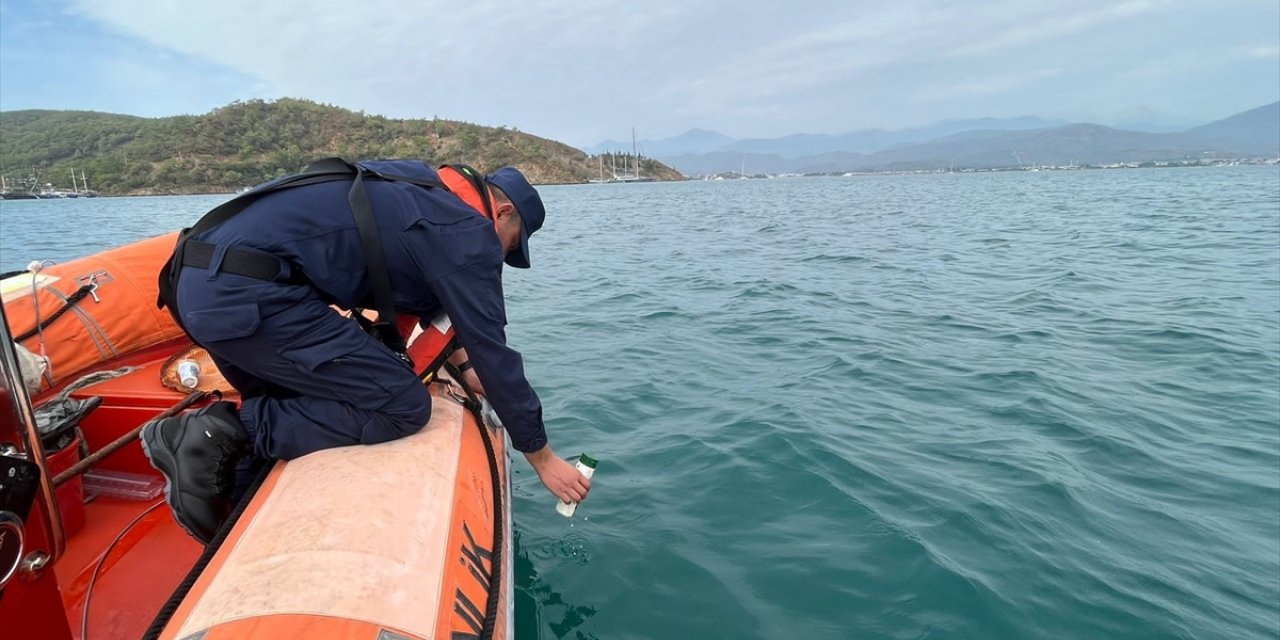 Fethiye'de deniz yüzeyindeki plastik atıklar toplandı