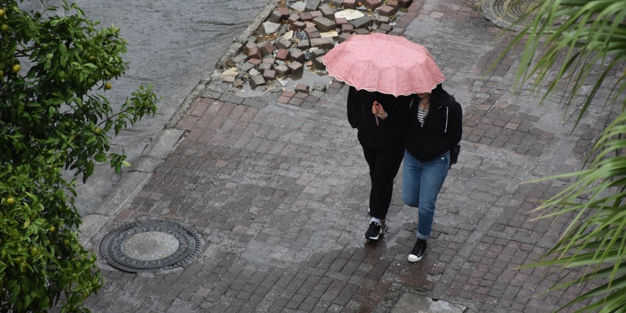 Antalya'da sağanak etkili oluyor