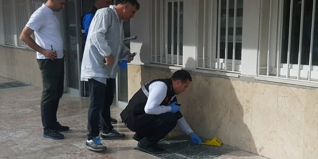 Çorum'da Valilik ek hizmet binası önünde silahla ateş eden kişi gözaltına alındı