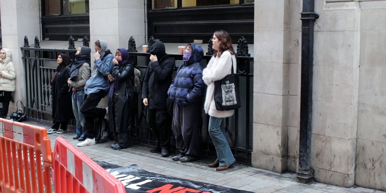 İsrail'e askeri malzeme satan şirketin Londra'daki merkezi kırmızı boyalarla protesto edildi