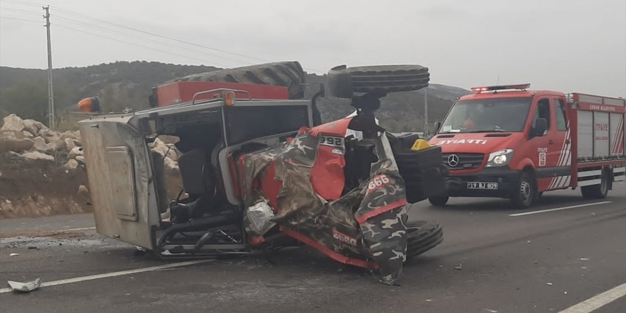 Çorum'da tır ile traktörün çarpıştığı kazada 2 kişi öldü