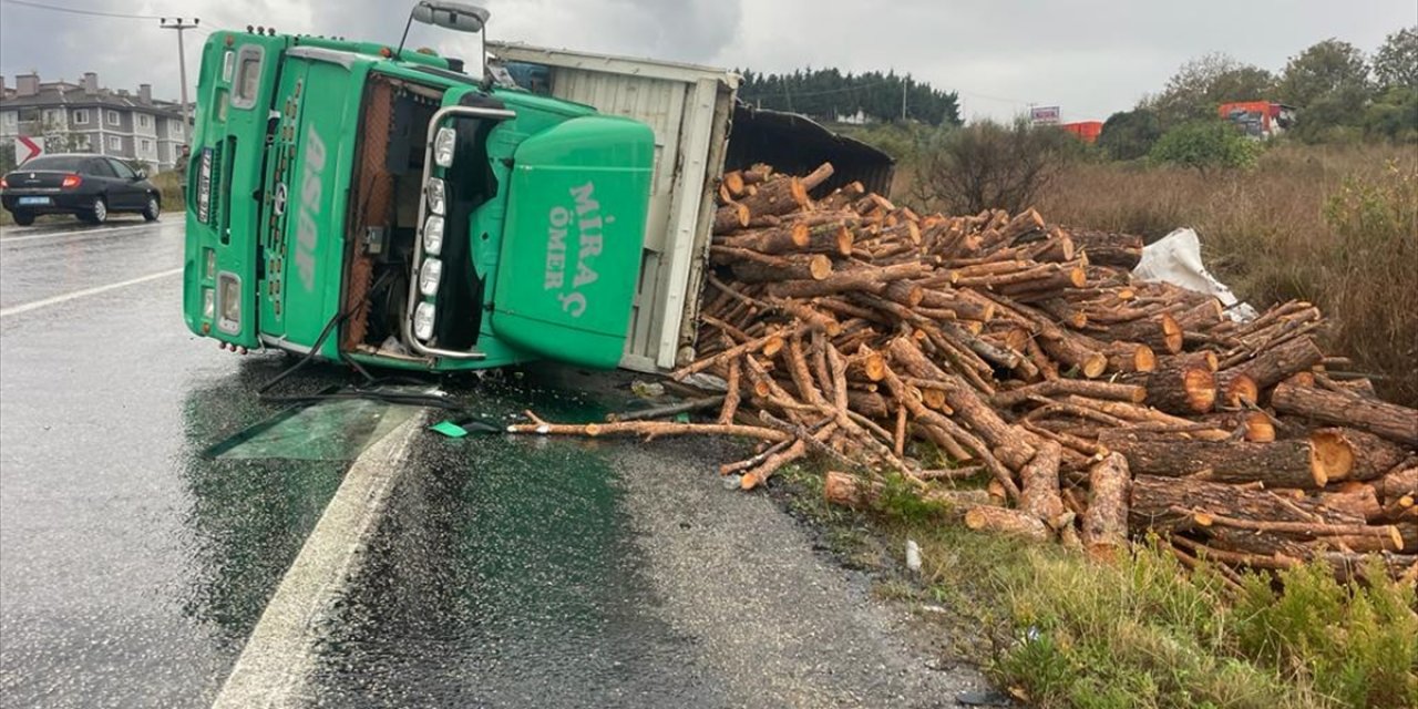 Yalova'da kontrolden çıkan kamyonun neden olduğu zincirleme trafik kazasında 3 kişi yaralandı