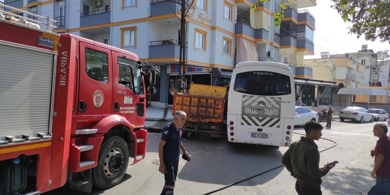 Hatay'da öğrenci servisi ile kamyonun çarpışması sonucu 1 kişi yaralandı