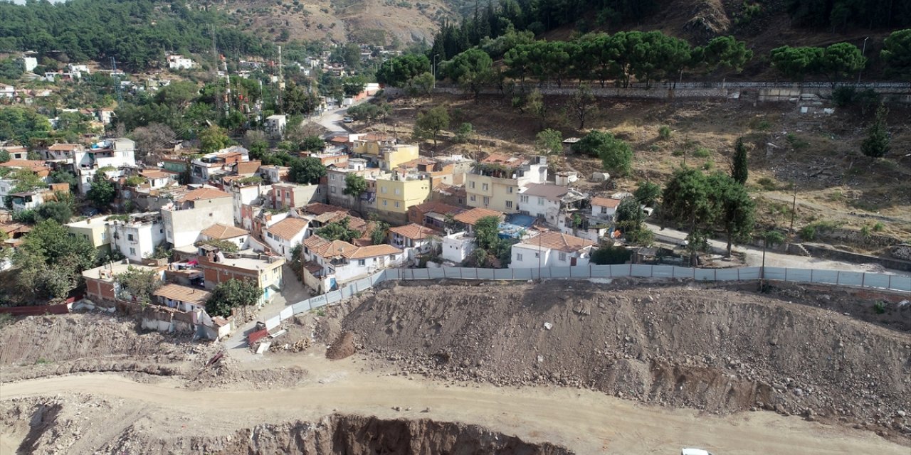 Manisa'da kentsel dönüşüm bölgesinde heyelan riskine karşı 5 ev boşaltıldı