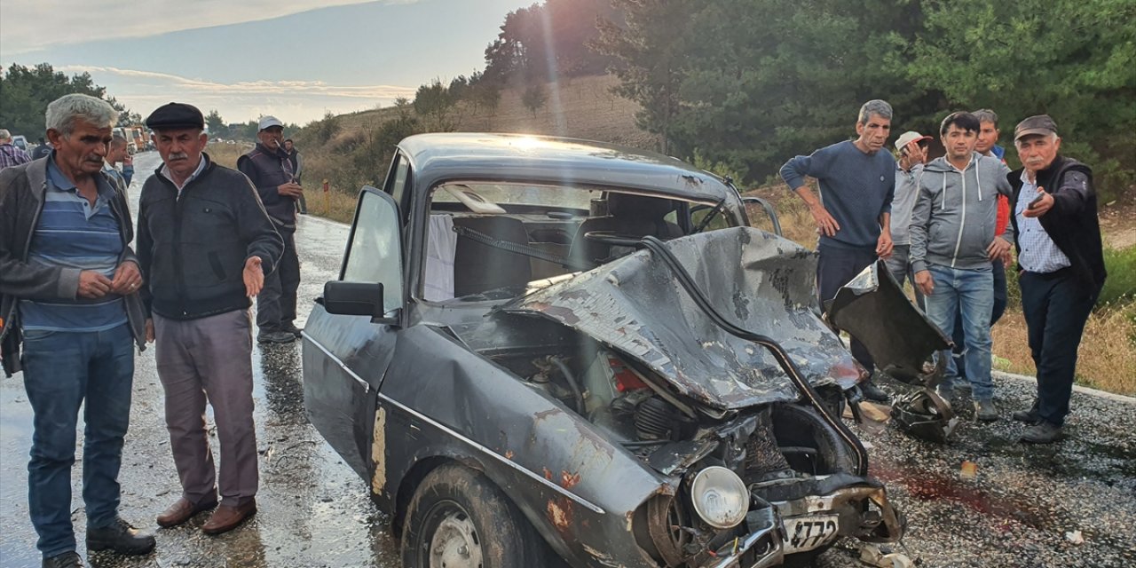 Manisa'da minibüsle otomobilin çarpışması sonucu 7 kişi yaralandı