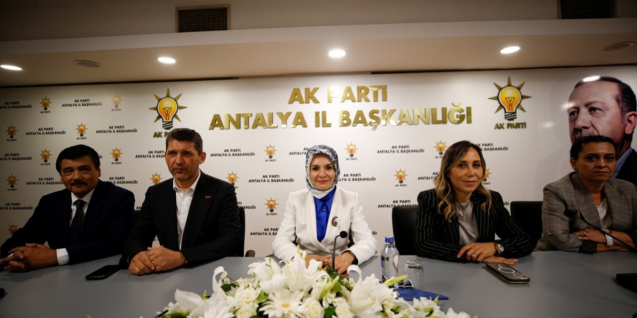 Aile ve Sosyal Hizmetler Bakanı Göktaş, Antalya'da partililerle buluştu: