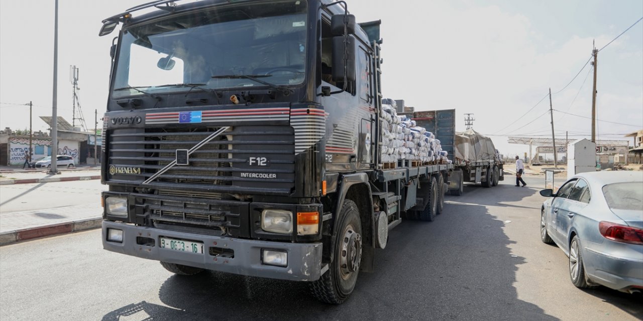 İsrail saldırıları altındaki Gazze'ye insani yardım taşıyan 102 tır daha ulaştı