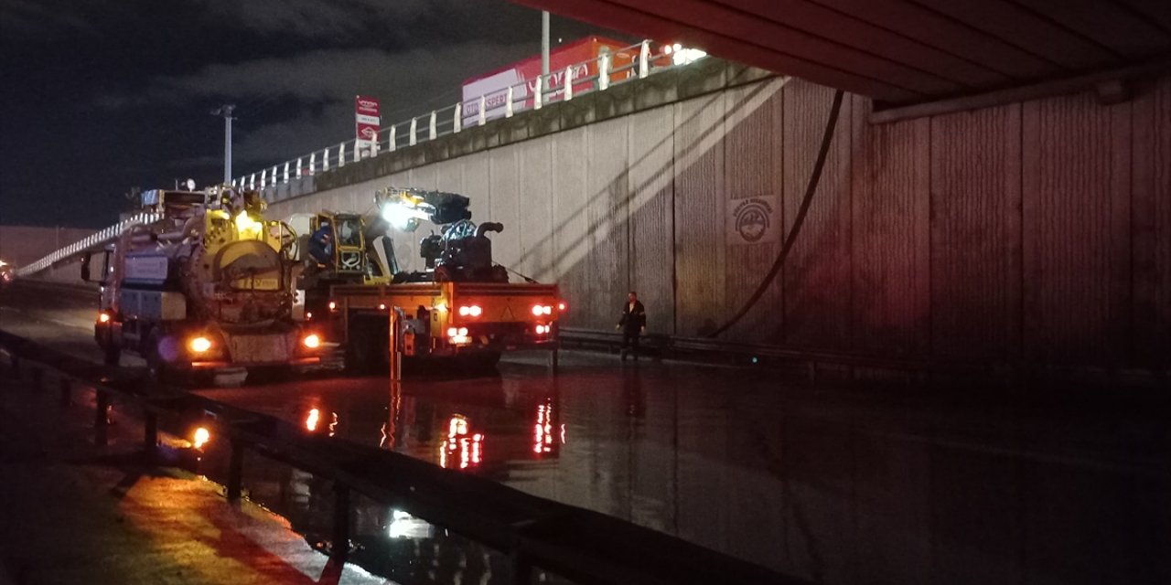 Kocaeli'de sağanak yüzünden su basan alt geçit bir süre ulaşıma kapandı