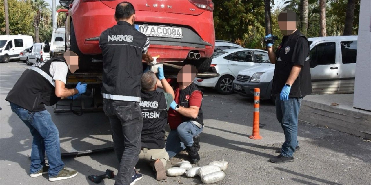 Mersin'de otomobilin tamponuna gizlenmiş 8 kilo 736 gram esrar ele geçirildi