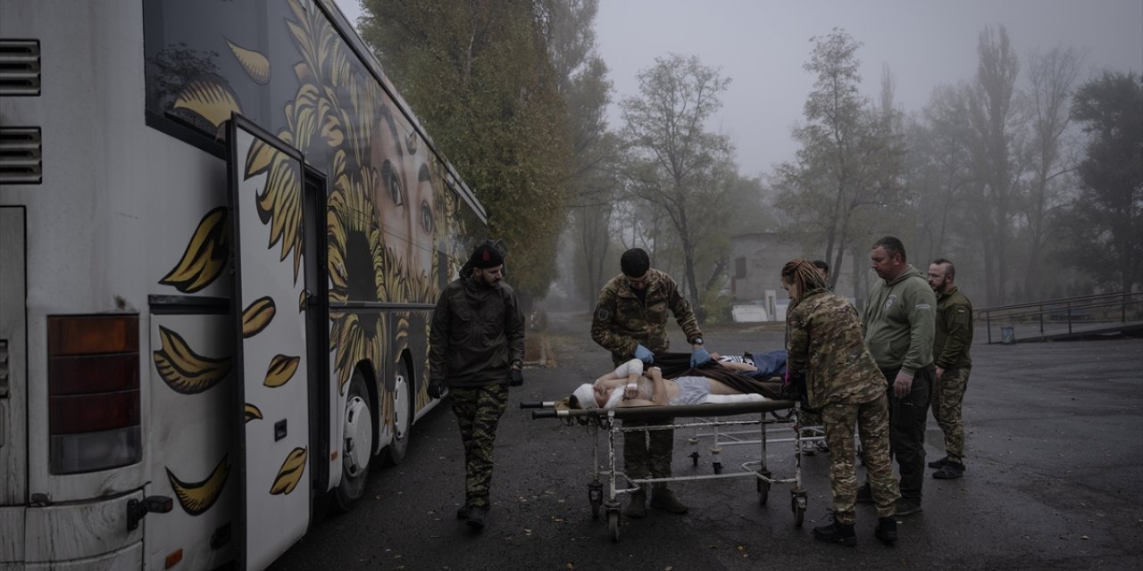 Ukrayna'da yaralı askerlere tıbbi destek sağlayan gönüllü sağlık ekipleri görevde