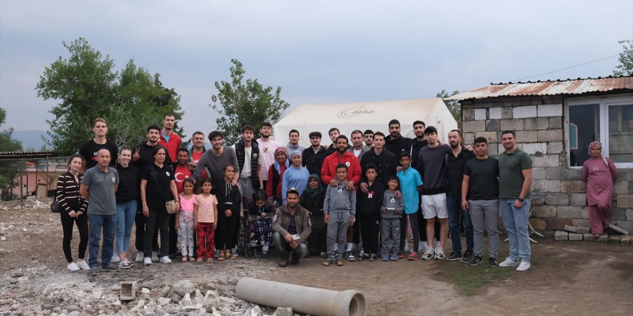 Gaziantep Basketbol oyuncuları depremzedelerle buluştu