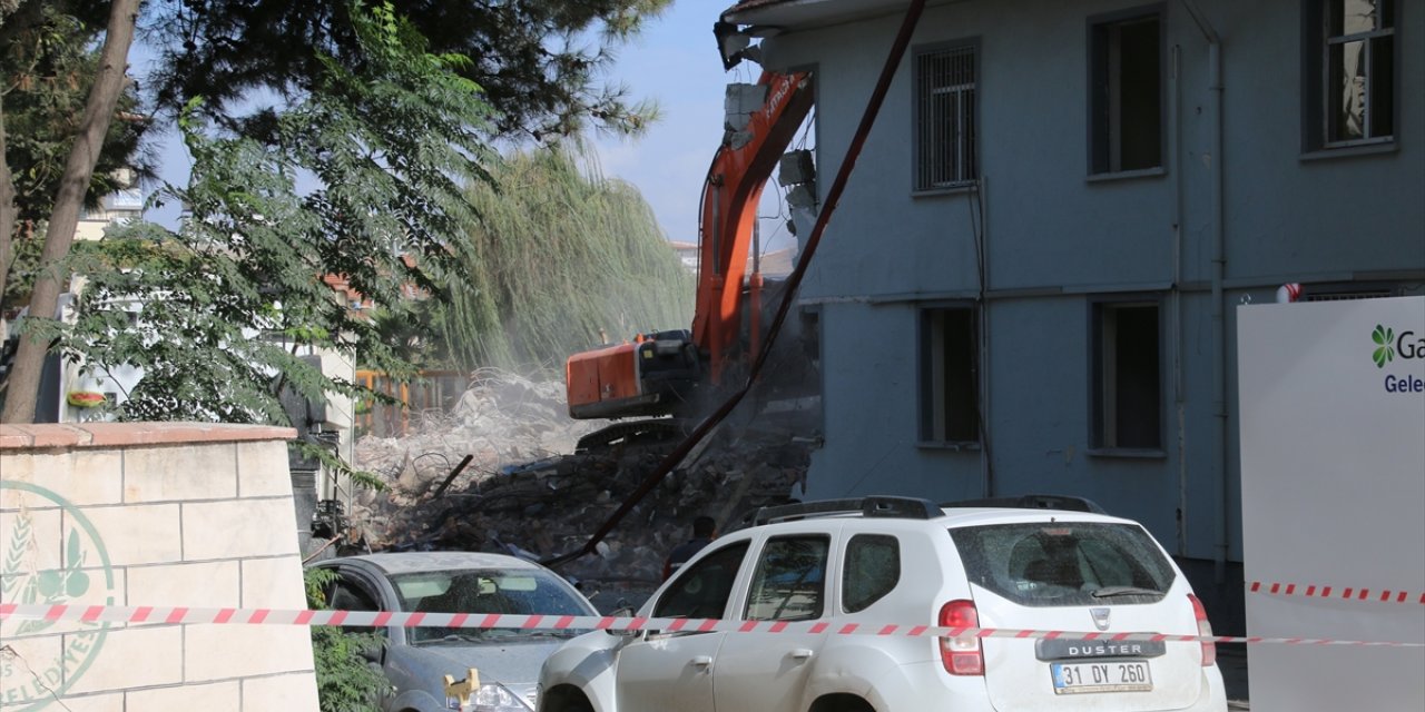 Hatay'da depremlerde hasar alan kaymakamlık binası kontrollü yıkıldı