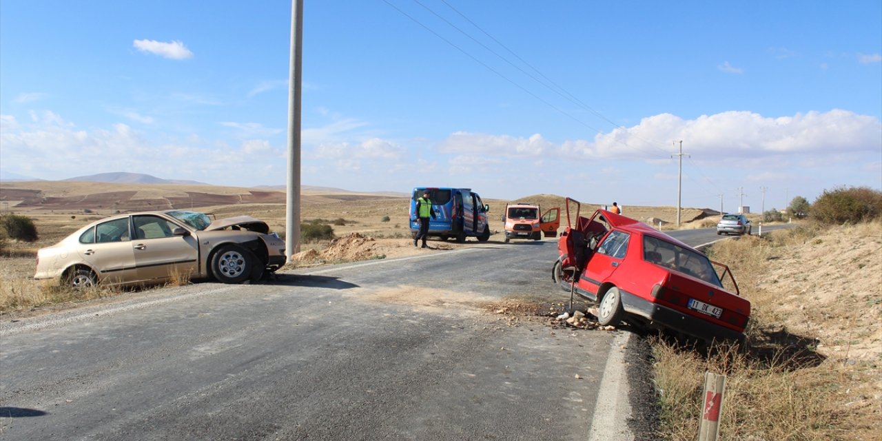 Konya'da 2 otomobilin çarpıştığı kazada 1 kişi öldü, 4 kişi yaralandı