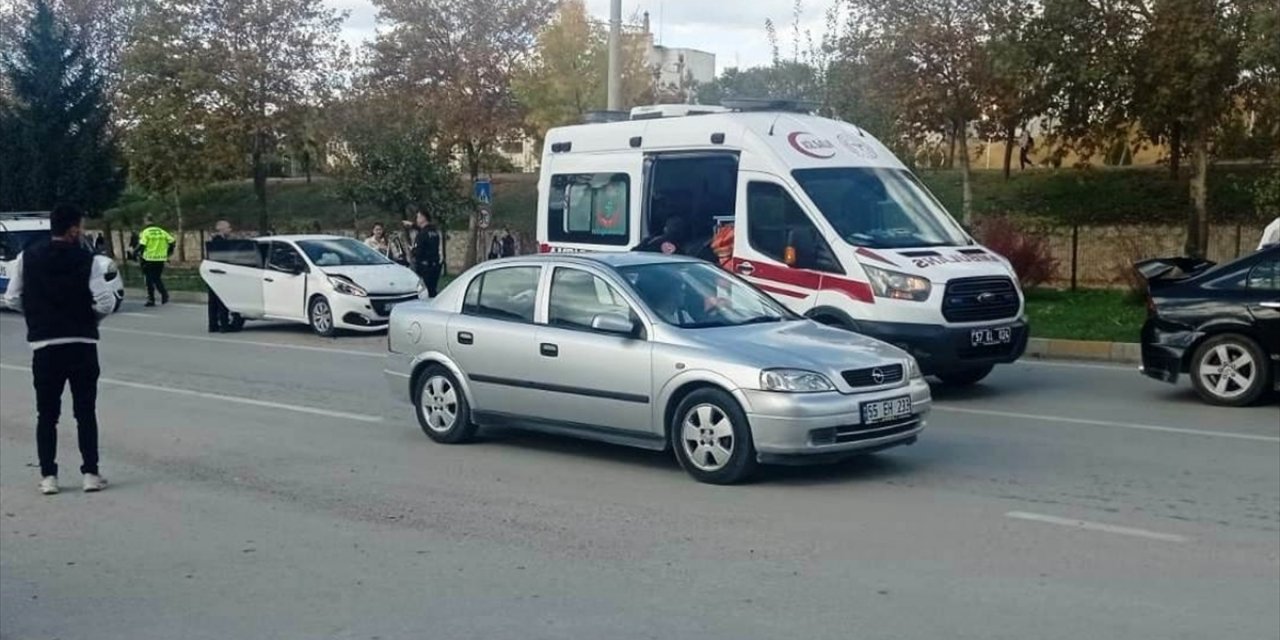 Sinop'ta iki otomobilin çarpıştığı kazada 4 kişi yaralandı