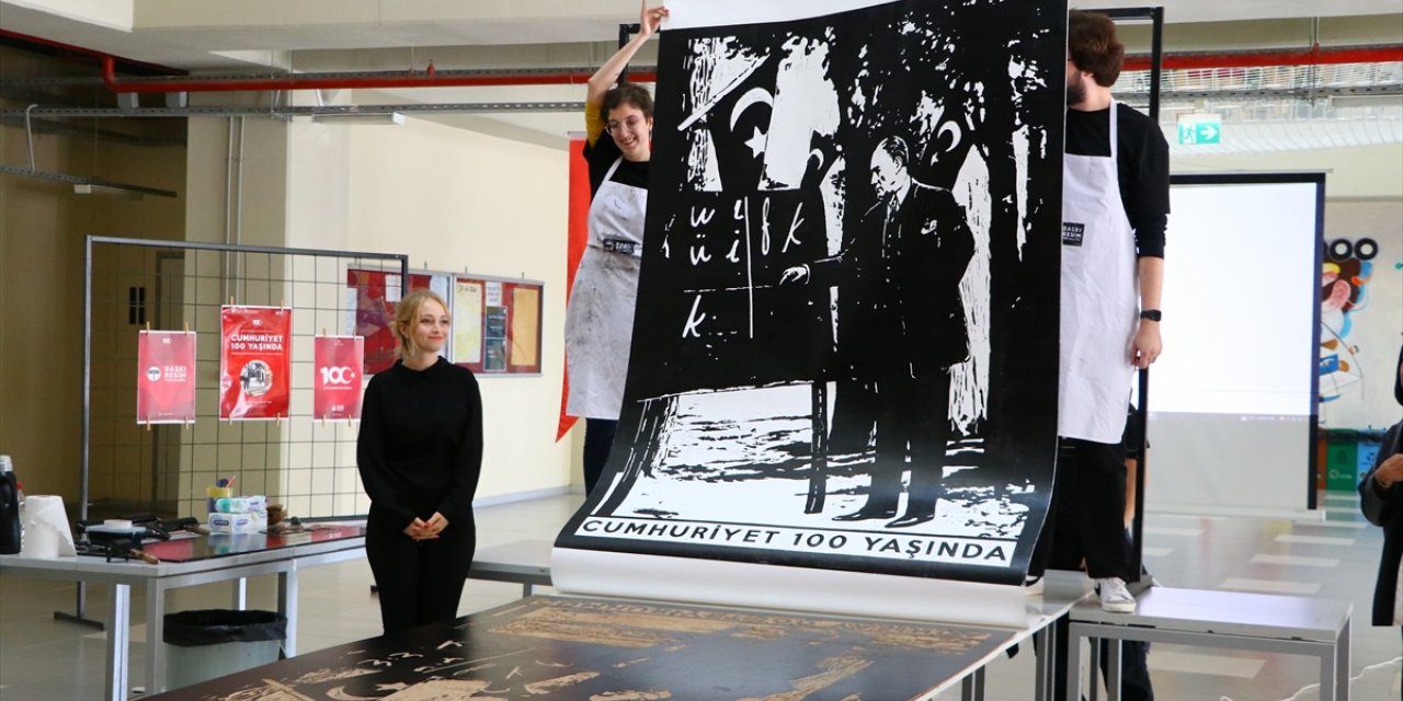 Tekirdağ'da üniversite öğrencileri Büyük Önder Atatürk'ün kara tahta önündeki fotoğrafını ahşaba işledi