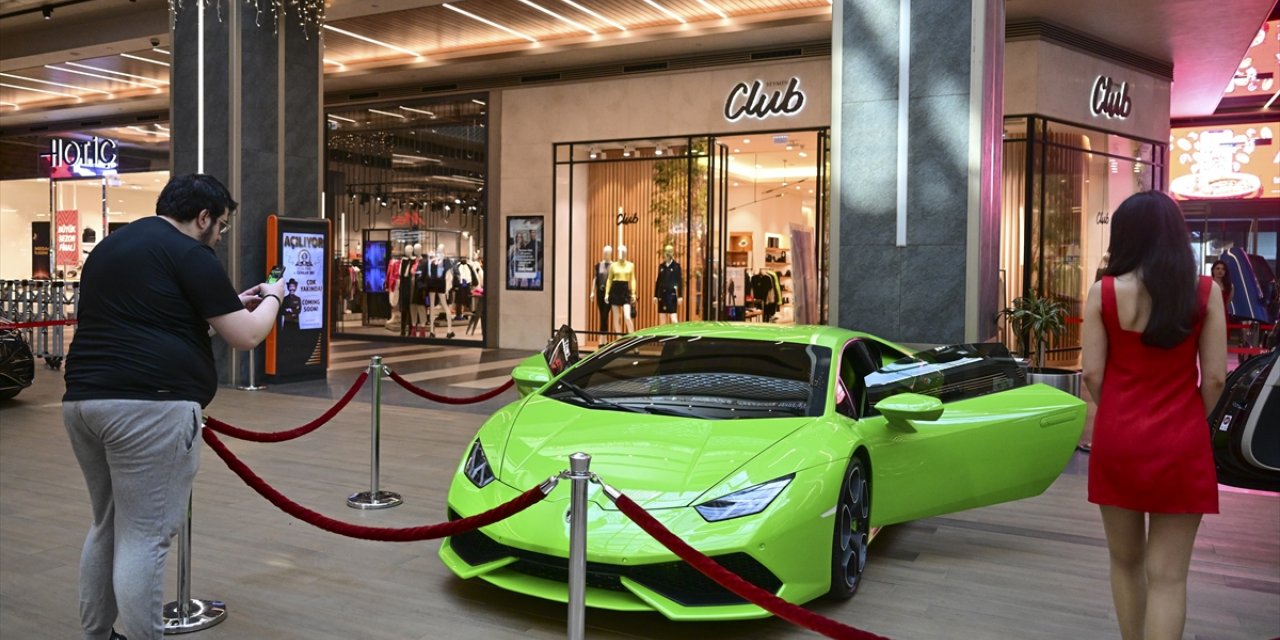 Dünyanın en lüks otomobilleri İstanbul'da vitrine çıktı