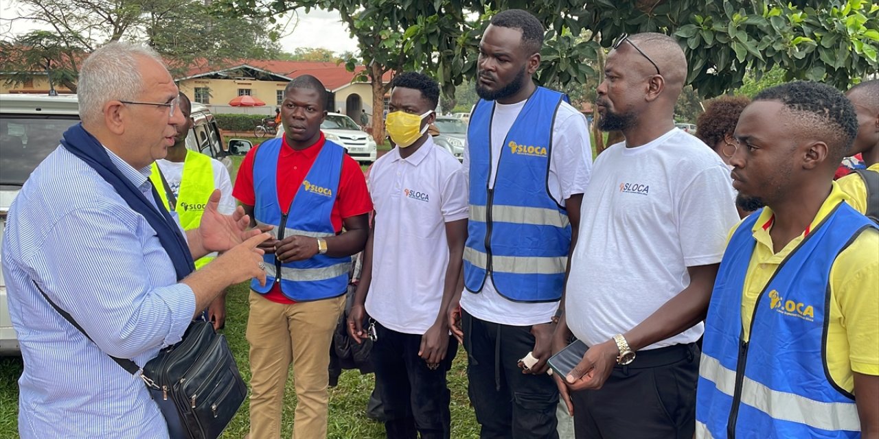 Uganda'ya yerleşen Türk gönüllü, kurduğu dernekle yardım çalışmaları yürütüyor