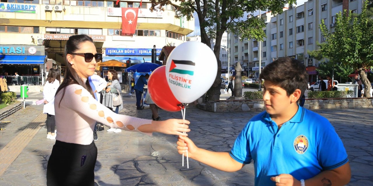 Muğla'da kurulan "Filistin'e destek çadırı"nda çocuklara balon ve bayrak dağıtıldı