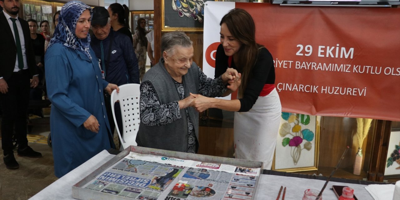 Yalova'da huzurevi sakinleri ile devlet korumasındaki çocuklar birlikte ebru yaptı