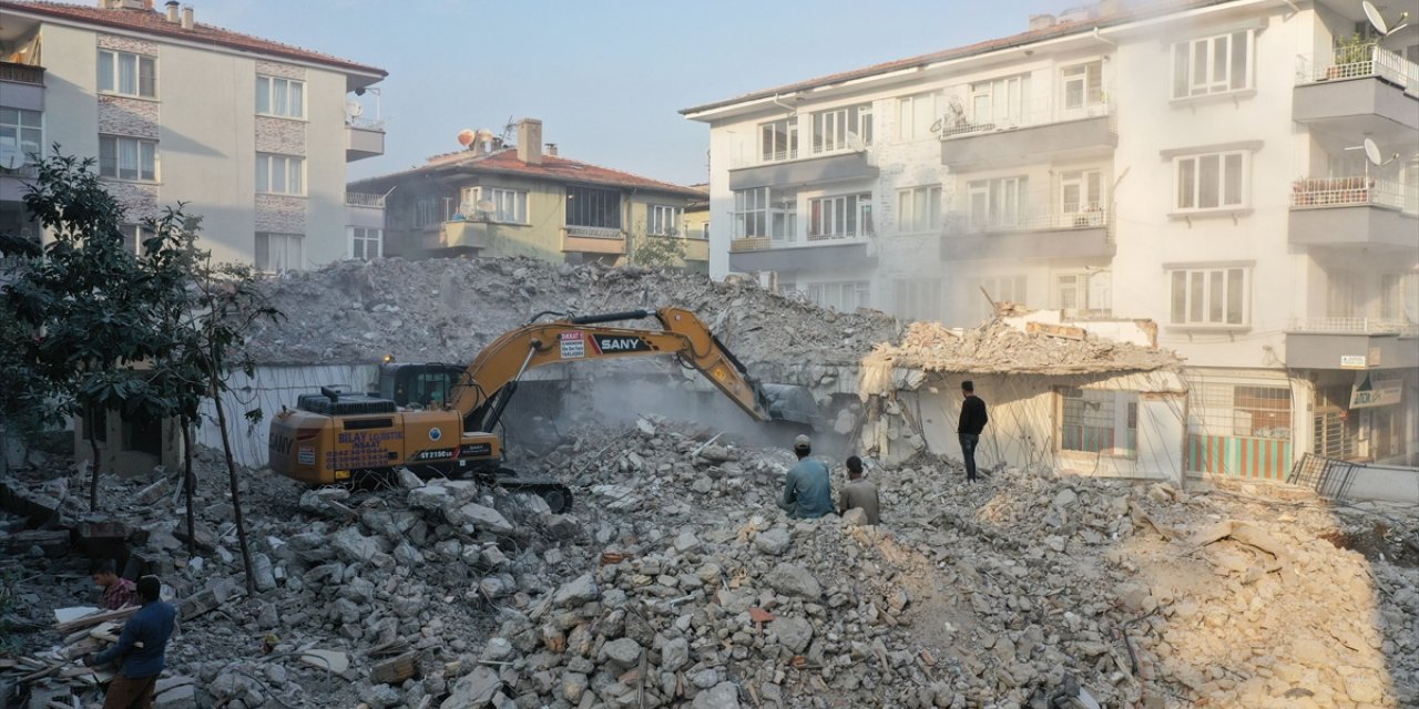 Depremden etkilenen Gaziantep'te ağır hasarlı binaların yüzde 55'i yıkıldı