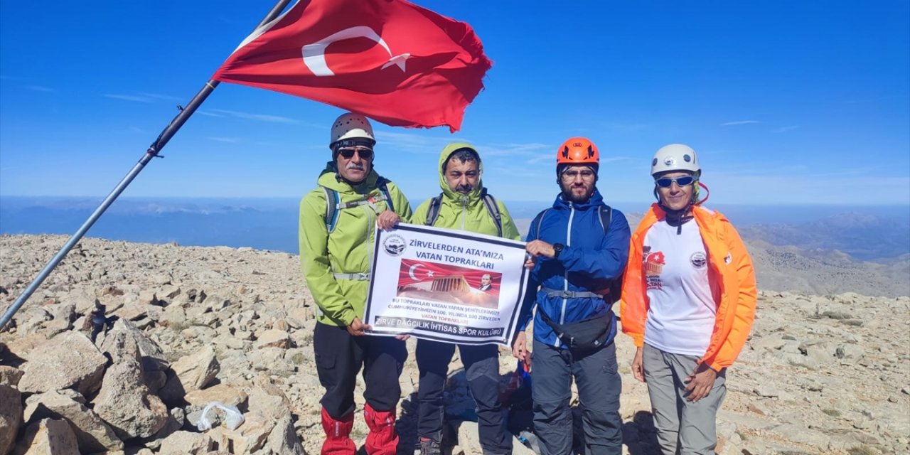 Dağcılar tırmandıkları zirvelerden aldıkları toprağı şehit kabirleriyle buluşturdu