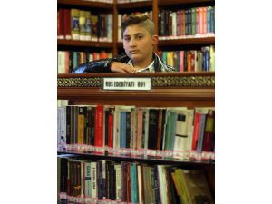 Suriyeli küçük kitap kurdu "Sıradışı Okur" ödülünü kazandı