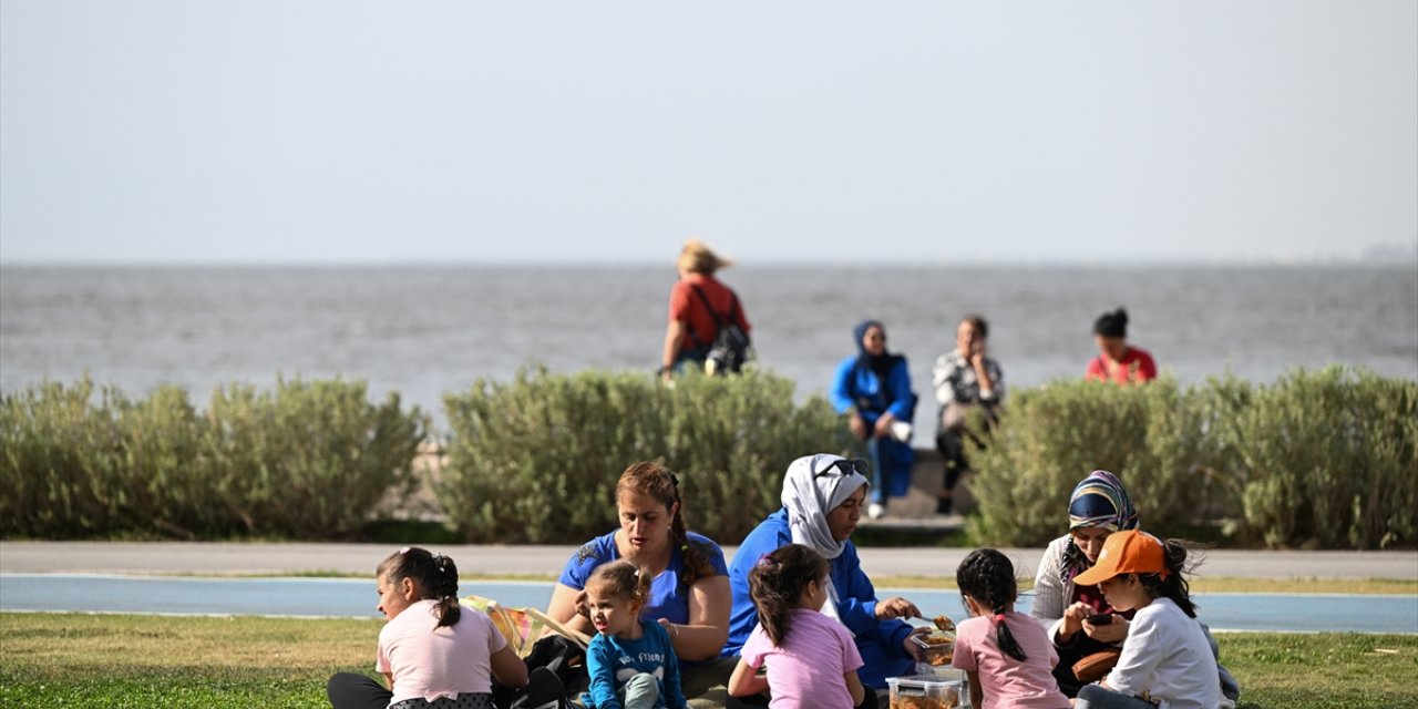 İzmir'de hava sıcaklığı 30,2 dereceyle son 64 yılın en yüksek kasım değerine ulaştı