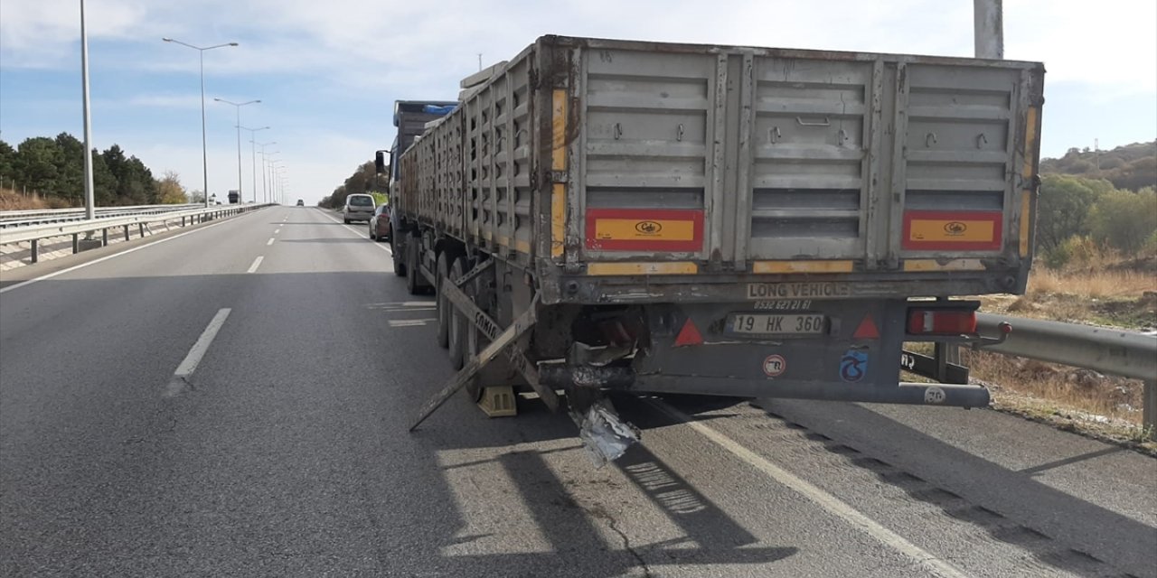 Çorum'da tıra çarpan otomobildeki aynı aileden 3 kişi yaralandı