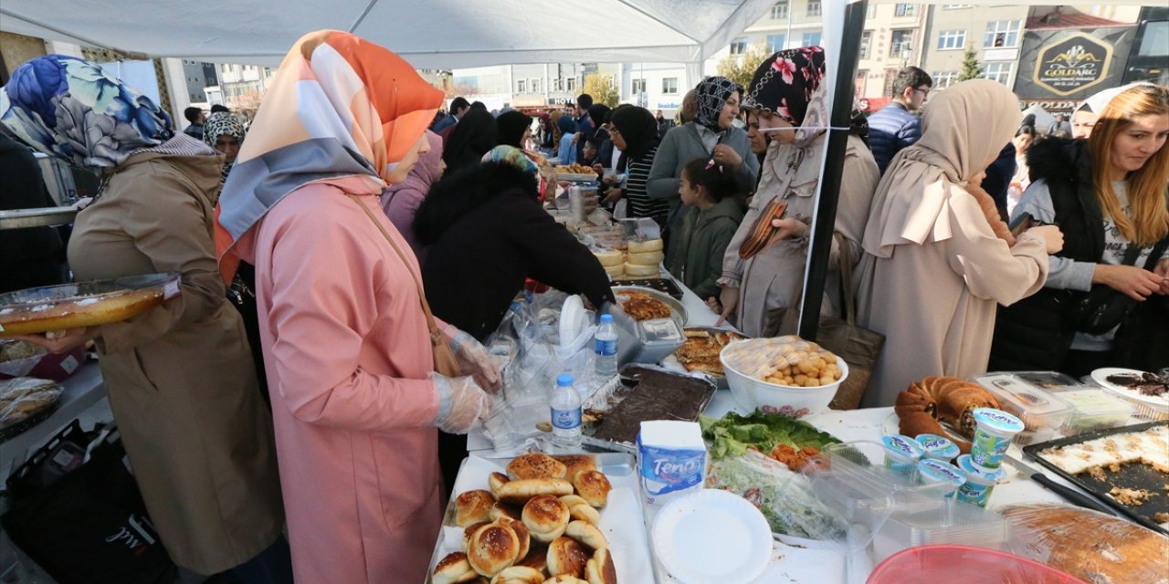 Kars'ta açılan "hayır çarşısı"nın geliri Gazze'ye gönderilecek