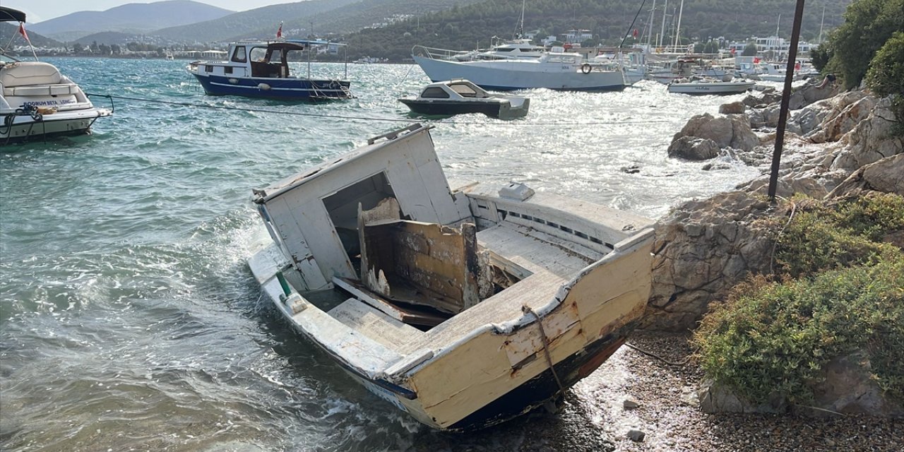 Bodrum'da fırtına nedeniyle bazı tekneler kayalıklara sürüklenip parçalandı, bazıları su aldı