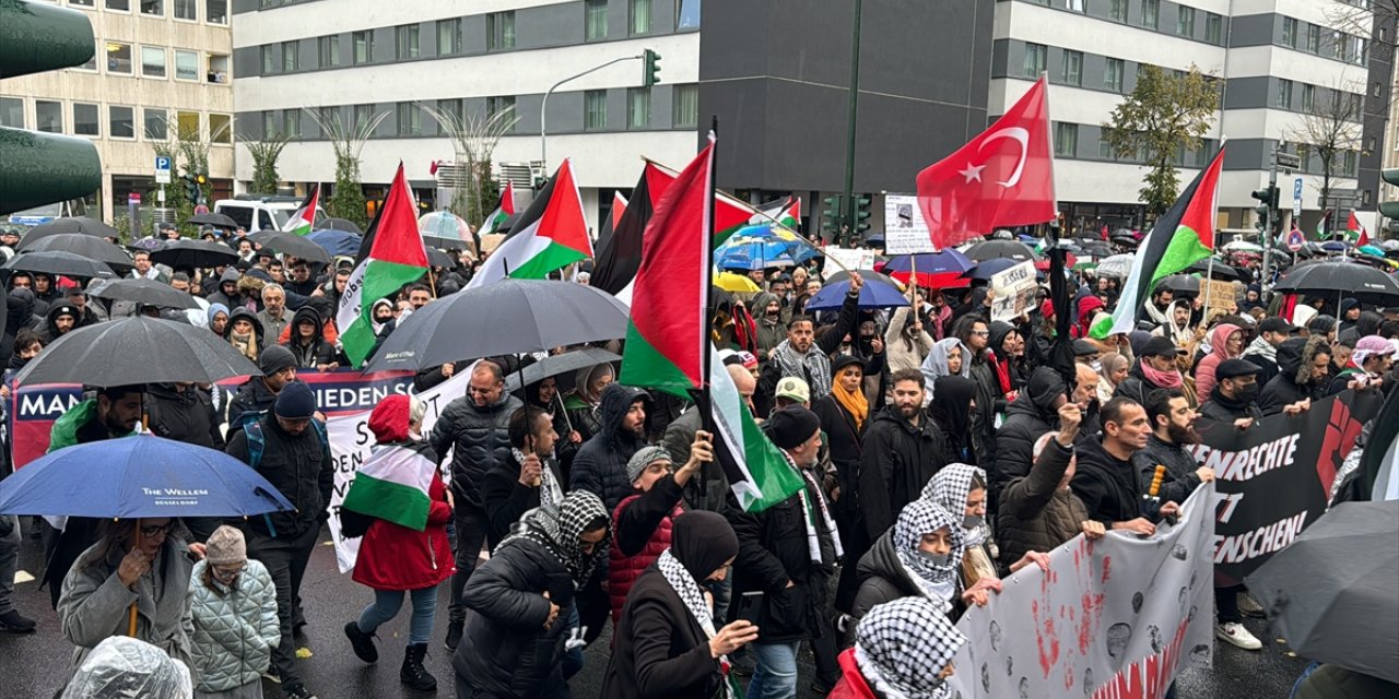 Düsseldorf'taki Filistin yürüyüşüne 17 binden fazla kişi katıldı