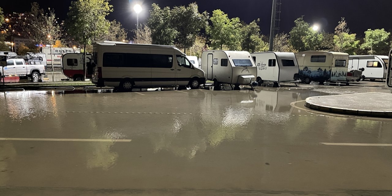 Kocaeli'de denizin taşması sonucu sahil otoparkı su altında kaldı