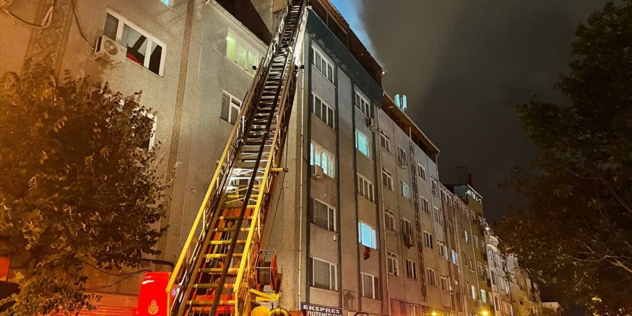 Şişli'de binanın çatı katında çıkan yangın söndürüldü