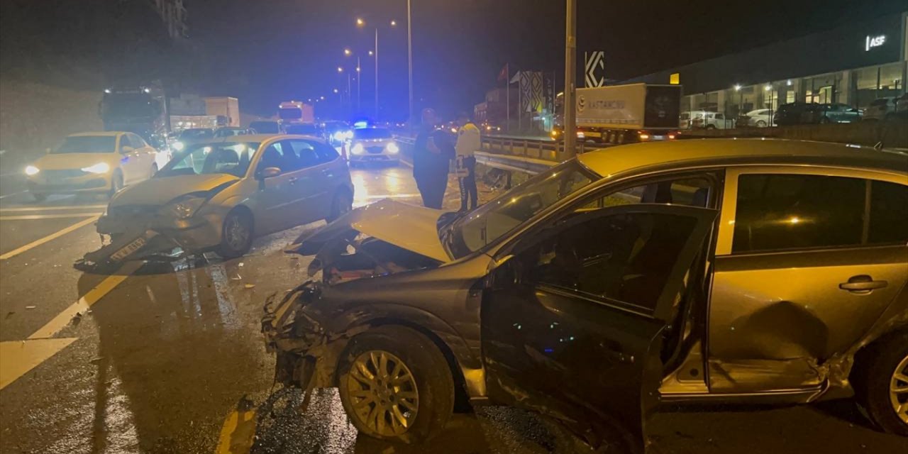 Kocaeli'de iki otomobilin çarpıştığı kazada 3 kişi yaralandı