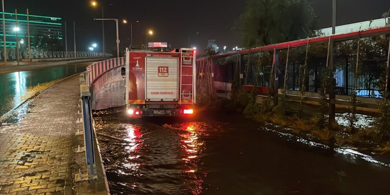 İzmir'de sağanak nedeniyle derenin taşması sonucu evleri ve iş yerlerini su bastı