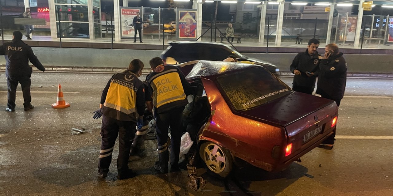 Bursaray'ın duvarına çarpan otomobildeki iki kişi yaralandı