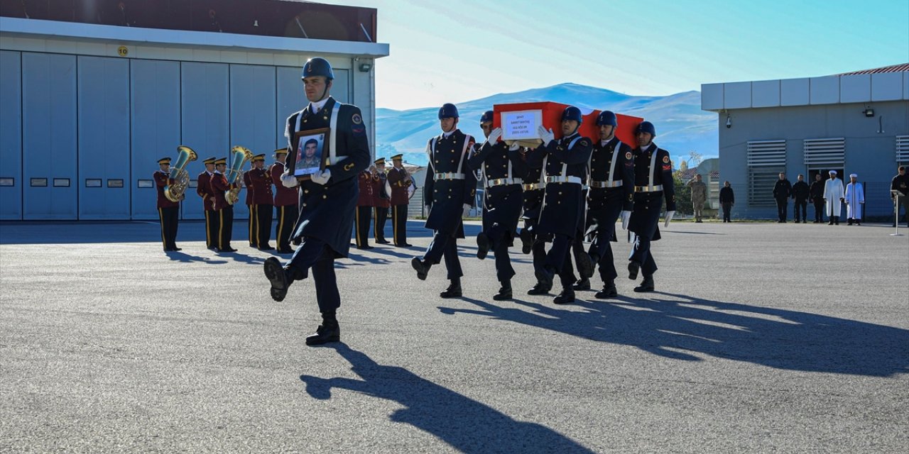 Van'da şehit olan Sözleşmeli Er Samet Bektaş'ın naaşı törenle memleketine uğurlandı