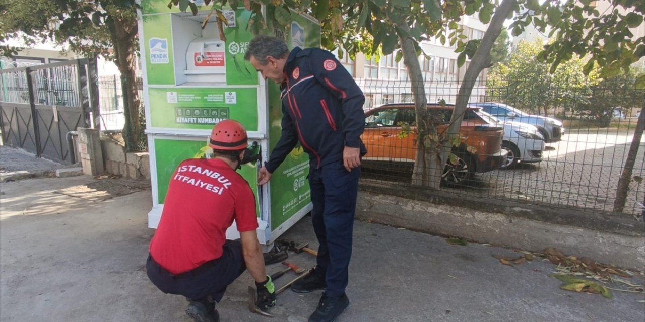 Pendik'te giysi kumbarasında sıkışan çocuğu itfaiye kurtardı