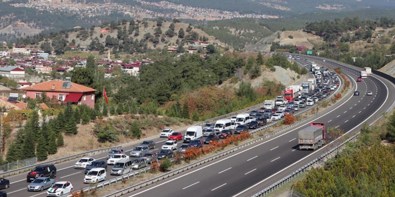 İHH'nin "Filistin İçin Özgürlük Konvoyu" Adana'daki İncirlik Üssü önüne geldi