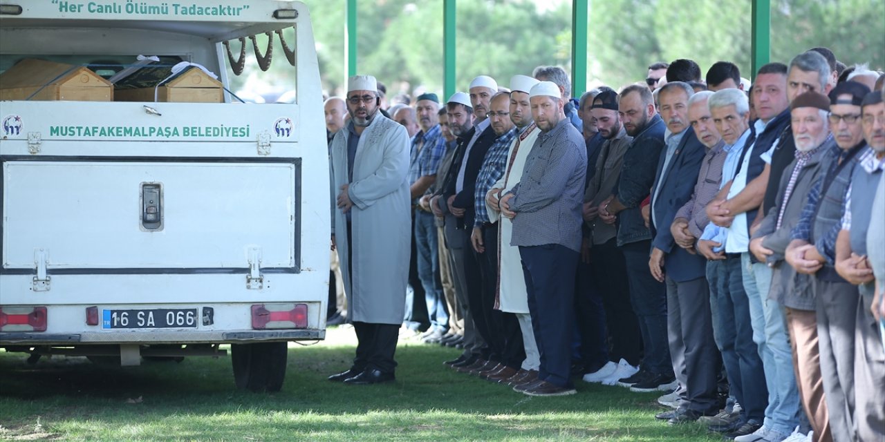 Bursa'da öldürülen anne ve 2 çocuğunun cenazeleri defnedildi