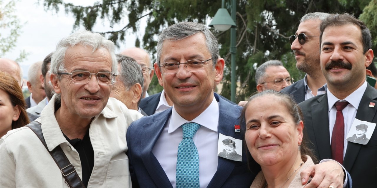 CHP Genel Başkanlığına seçilen Özel, Bülent Ecevit'in kabrini ziyaret etti: