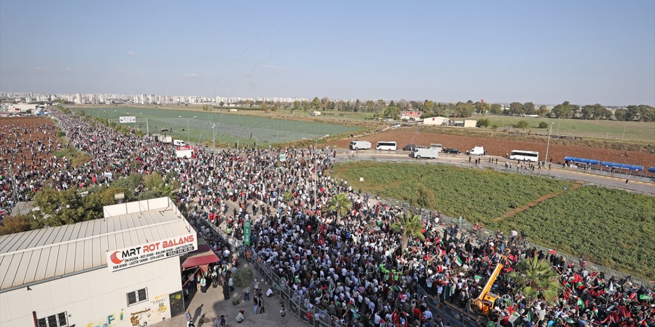 Adana'daki İncirlik Üssü önünde İsrail protesto edildi