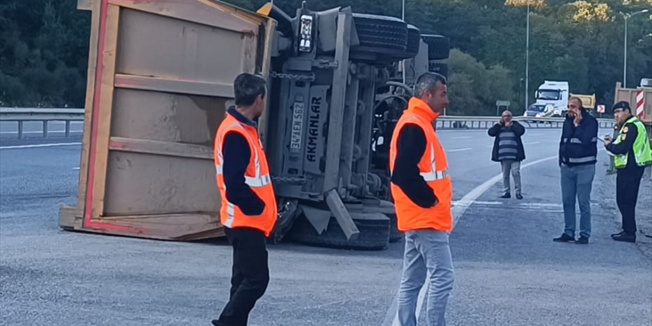 Çekmeköy'de otomobil ile kamyonun çarpıştığı kazada 2 kişi yaralandı