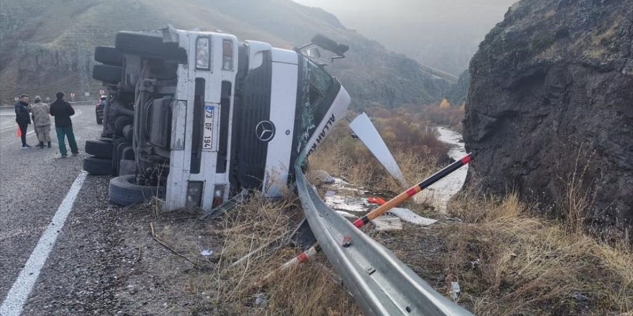 Ağrı'da devrilen tırın sürücüsü hayatını kaybetti