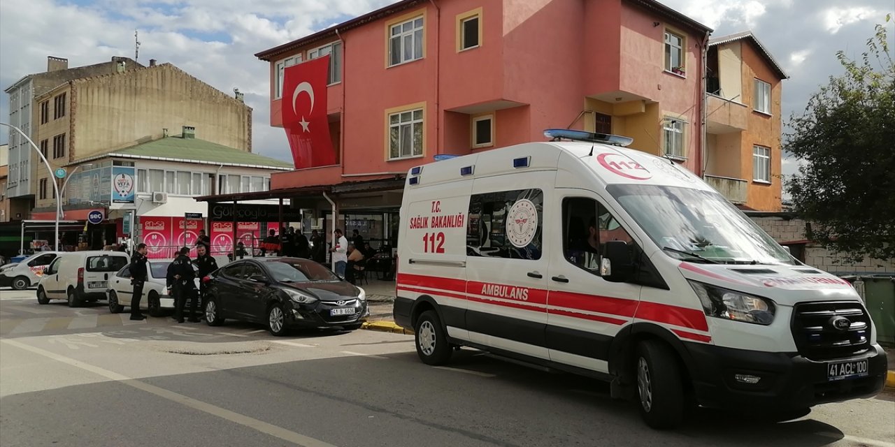 Kocaeli'de bıçaklı kavgada 2 kişi yaralandı