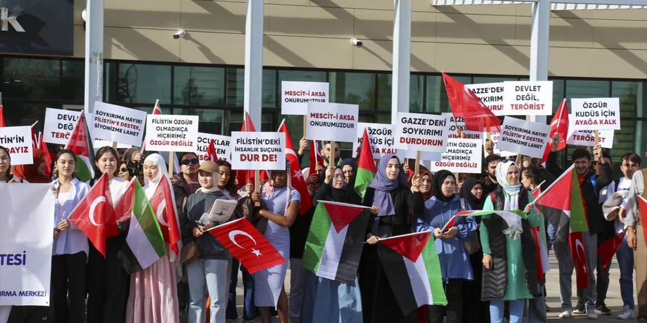 Uşak Üniversitesindeki yabancı uyruklu öğrenciler, İsrail'i protesto etti