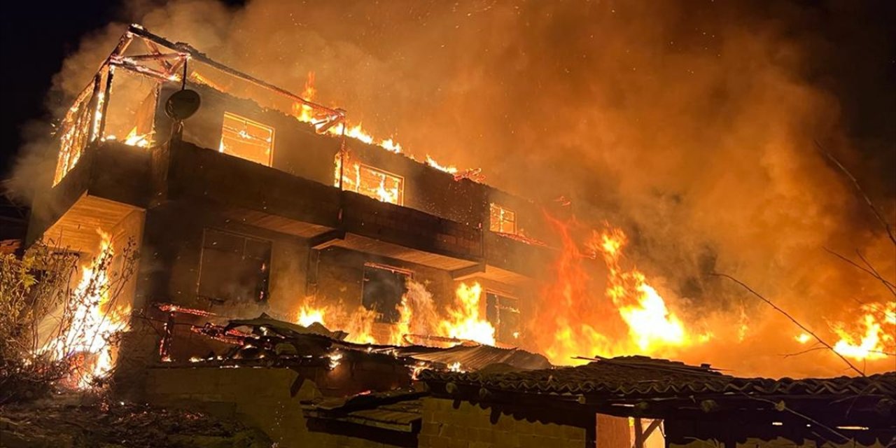 Amasya’da çıkan yangında bir ev, ahır ve 400 saman balyası yandı