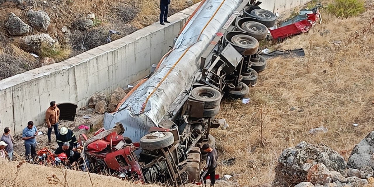 Gaziantep'te şarampole devrilen tankerin sürücüsü yaralandı