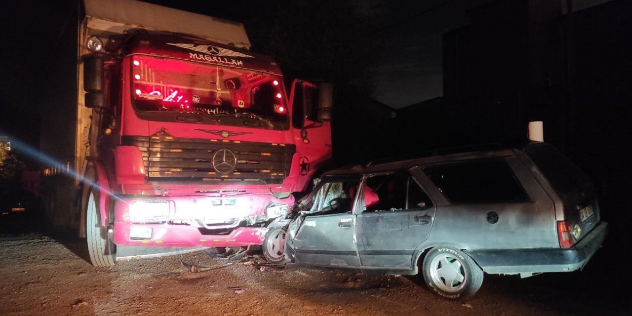 Sancaktepe'de trafik kazasında 2 kişi yaralandı