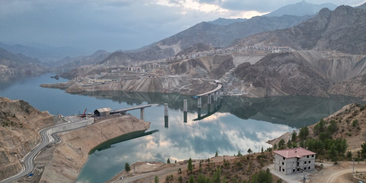 Artvin'de 90 kilometrelik yolu 16 kilometre kısaltacak viyadüğün yüzde 65'i tamamlandı